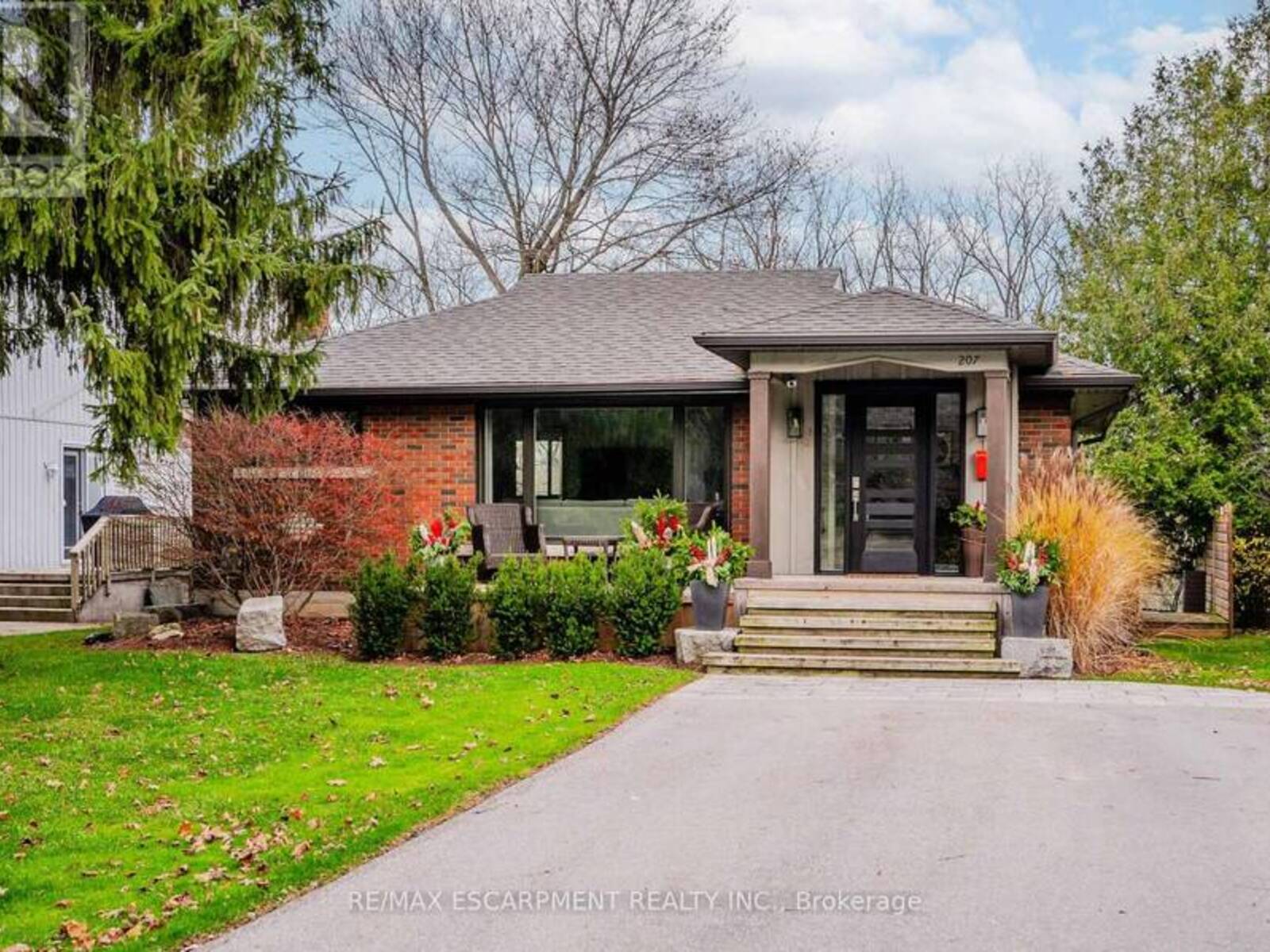 207 WEST RIVER ROAD, Cambridge, Ontario N1S 2Z9