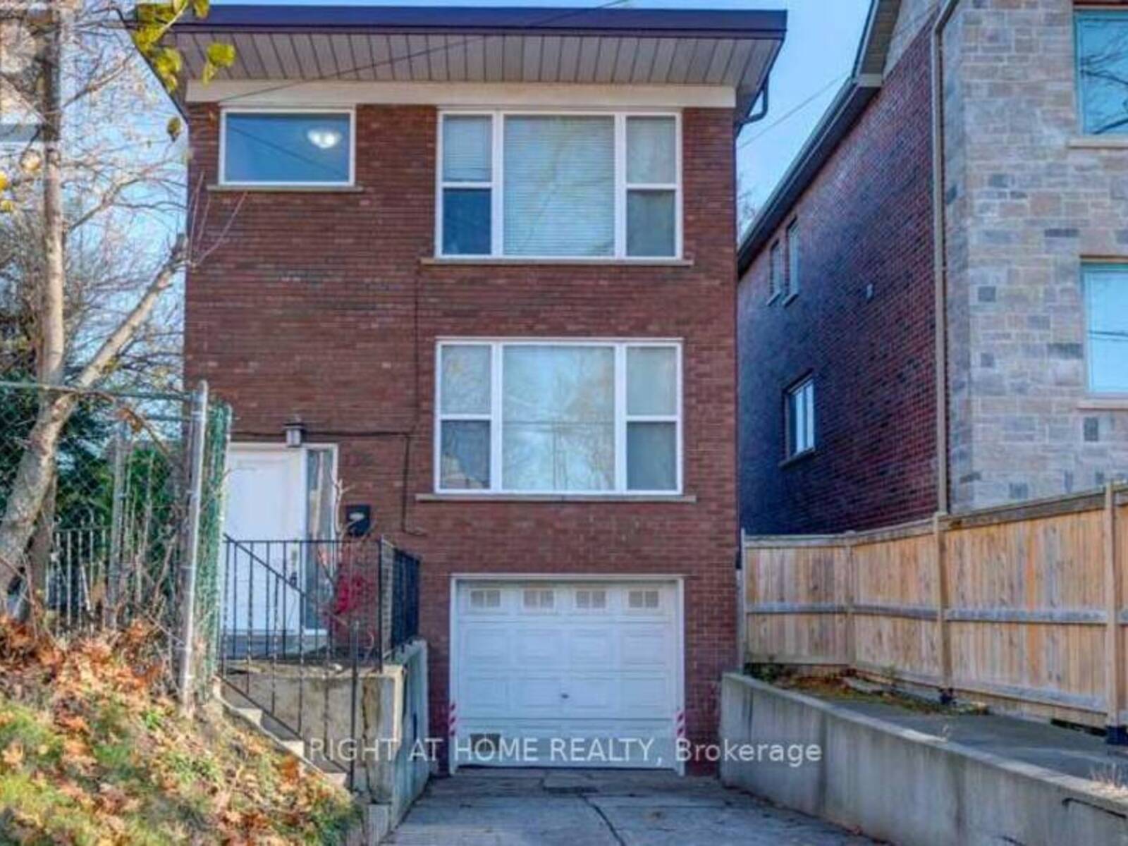 135 QUEENSBURY AVENUE, Toronto, Ontario M1N 2X8