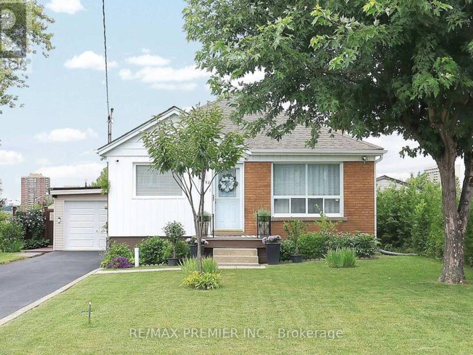 12 FORTHBRIDGE CRESCENT, Toronto, Ontario M3M 2A1