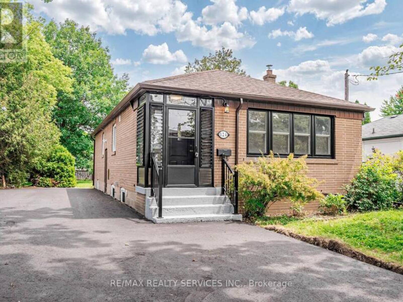 124 MCMURCHY AVENUE S, Brampton, Ontario L6Y 1Y9