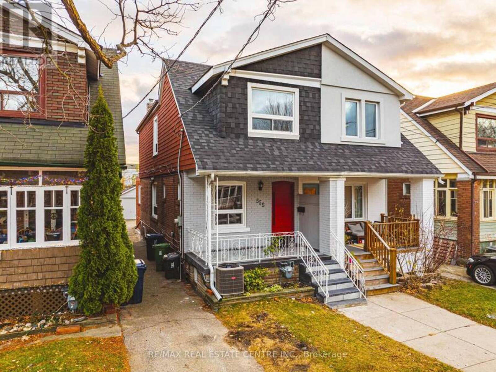 555 MILVERTON BOULEVARD, Toronto, Ontario M4C 1X6