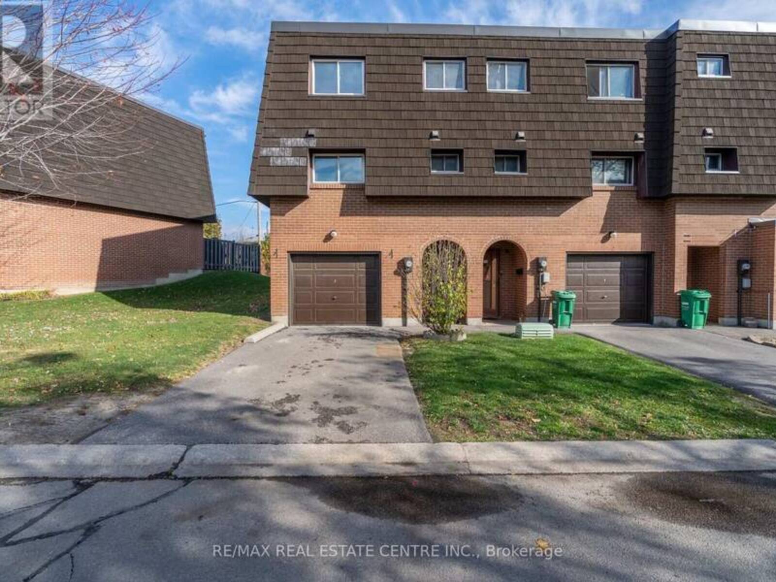 118 DARRAS COURT, Brampton, Ontario L6T 1W7