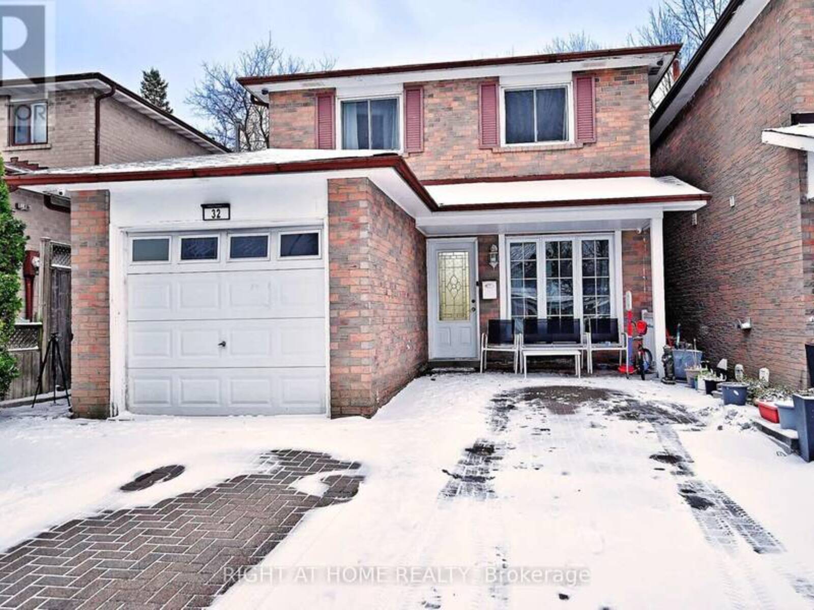 32 BARRINGTON CRESCENT, Brampton, Ontario L6Z 1N3