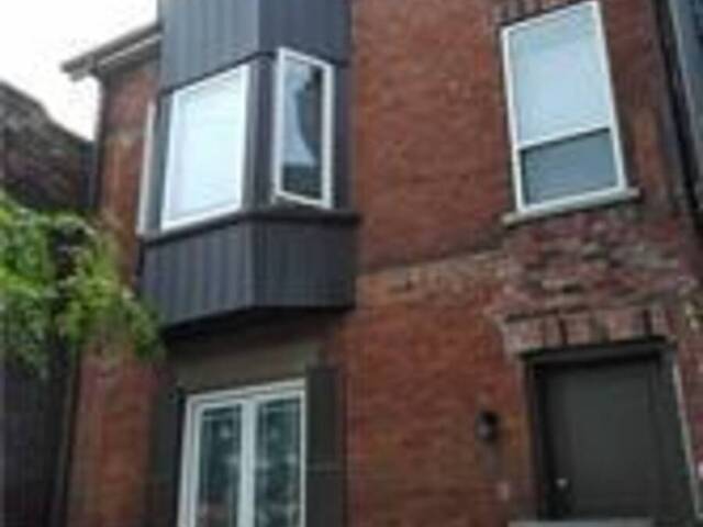 2011 DUNDAS STREET W Toronto Ontario, M6R 1W7