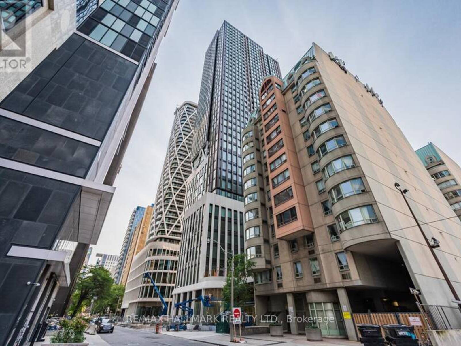 2411 - 230 SIMCOE STREET, Toronto, Ontario M5T 0E2