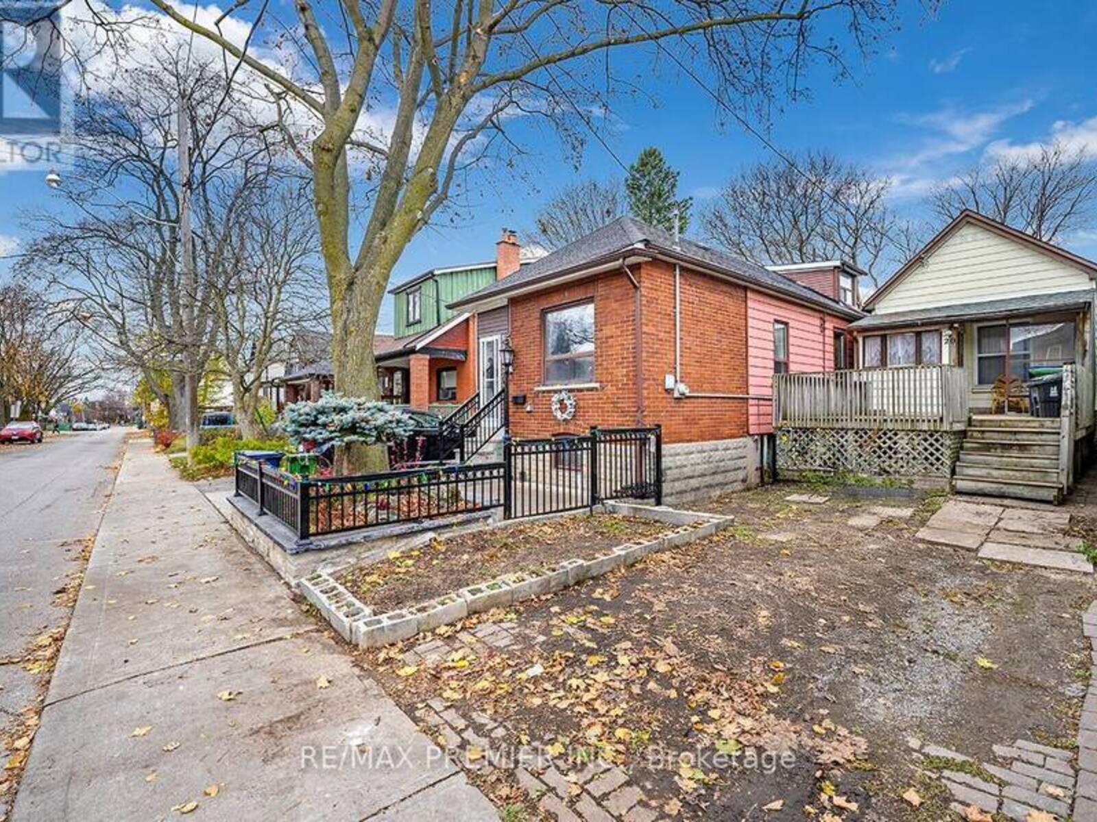 20 HOWICK AVENUE, Toronto, Ontario M6N 1M8