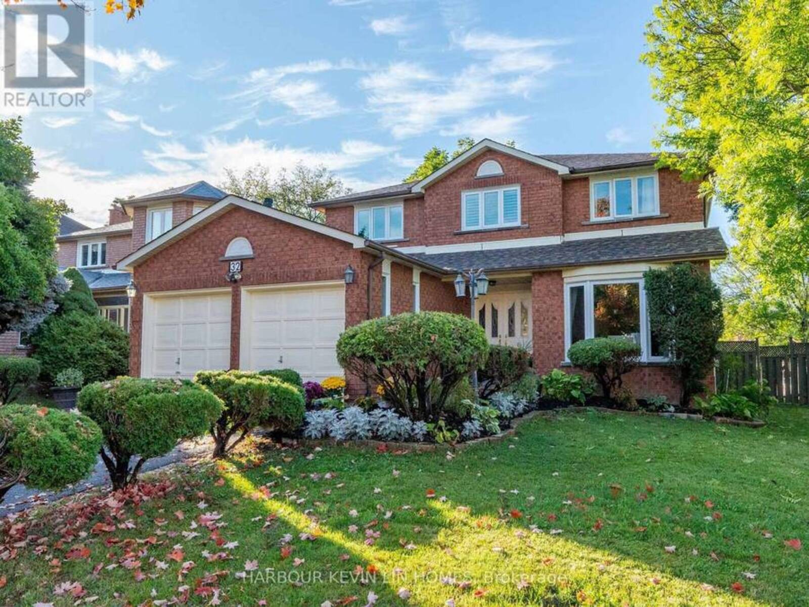 32 QUEENS COLLEGE DRIVE, Richmond Hill, Ontario L4B 1P2