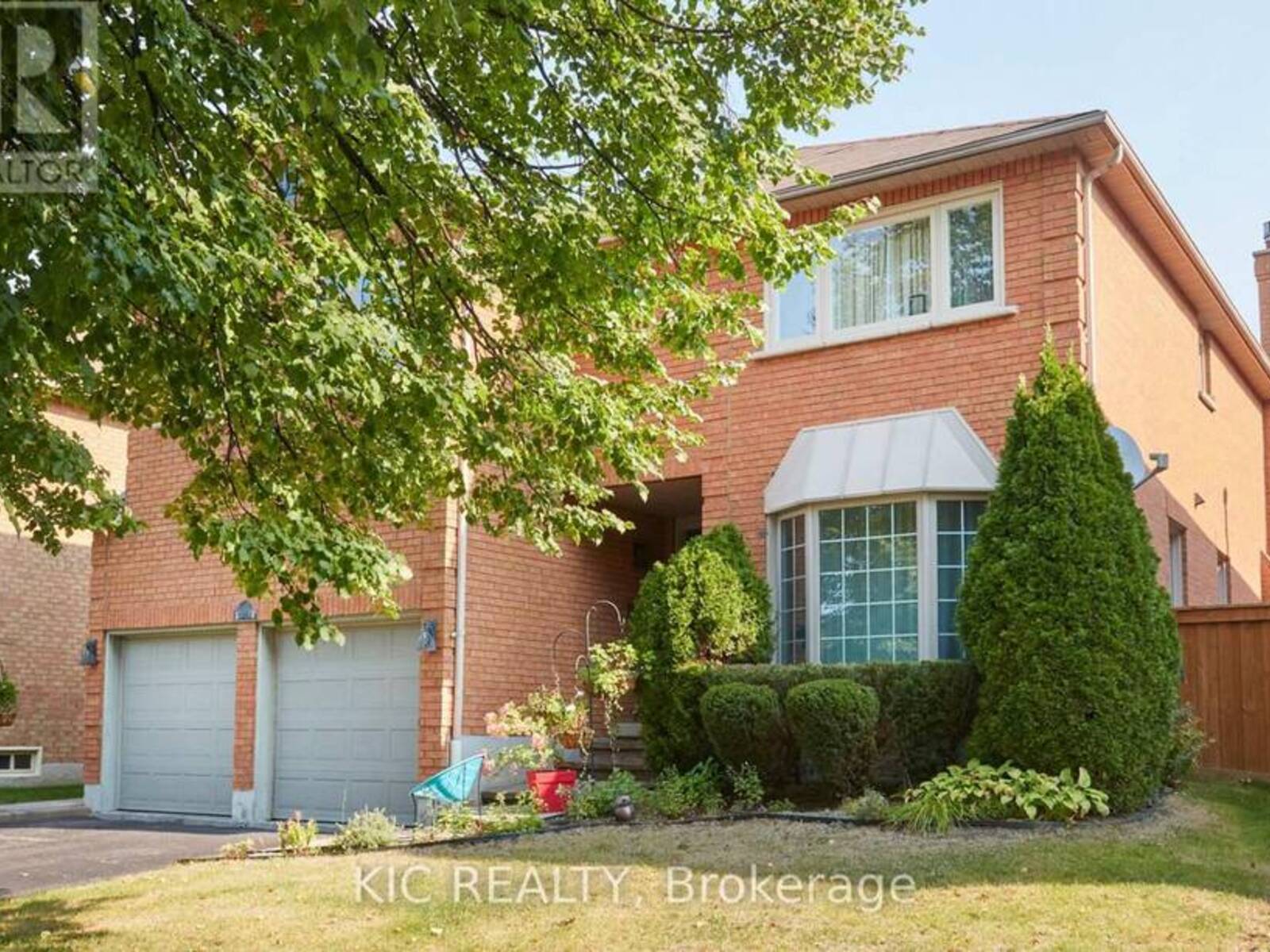 5 HOYT COURT, Whitby, Ontario L1N 8Z3