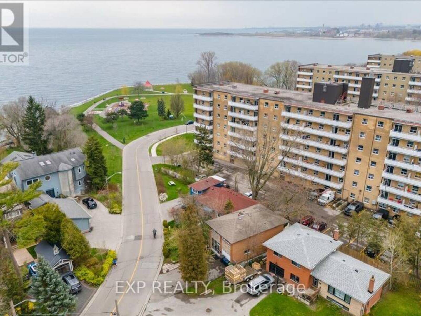 208 LAKE PROMENADE, Toronto, Ontario M8W 1A8