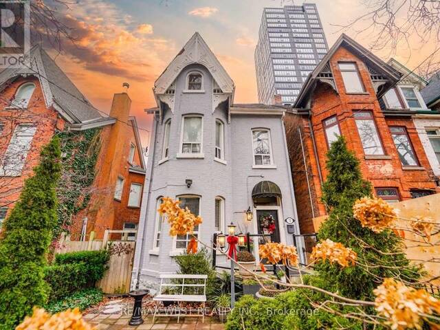 72 HENRY STREET Toronto Ontario, M5T 1X2