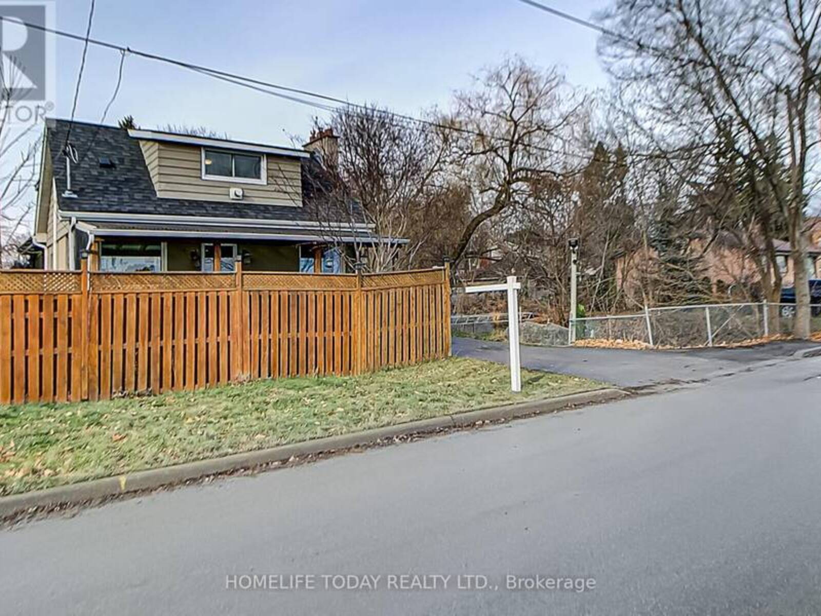 1331 ST. JAMES AVENUE, Mississauga, Ontario L5E 1J3