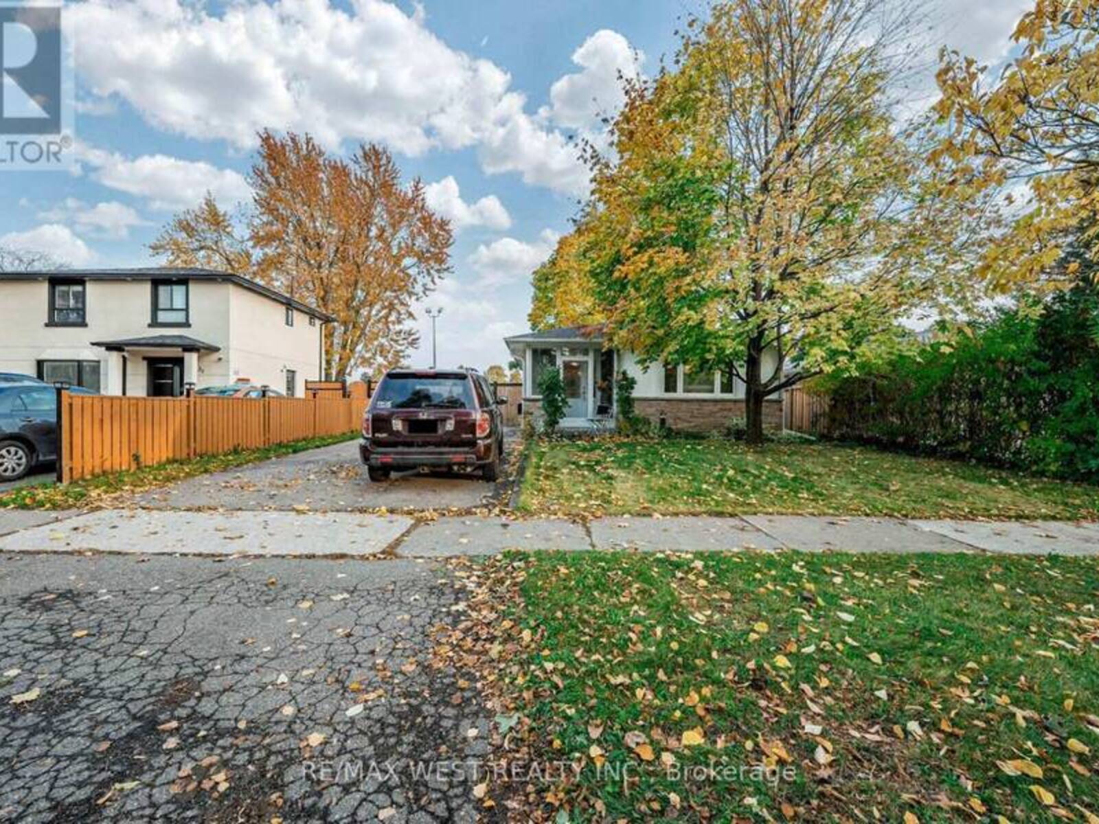 33 HERKLEY DRIVE, Brampton, Ontario L6V 2E7