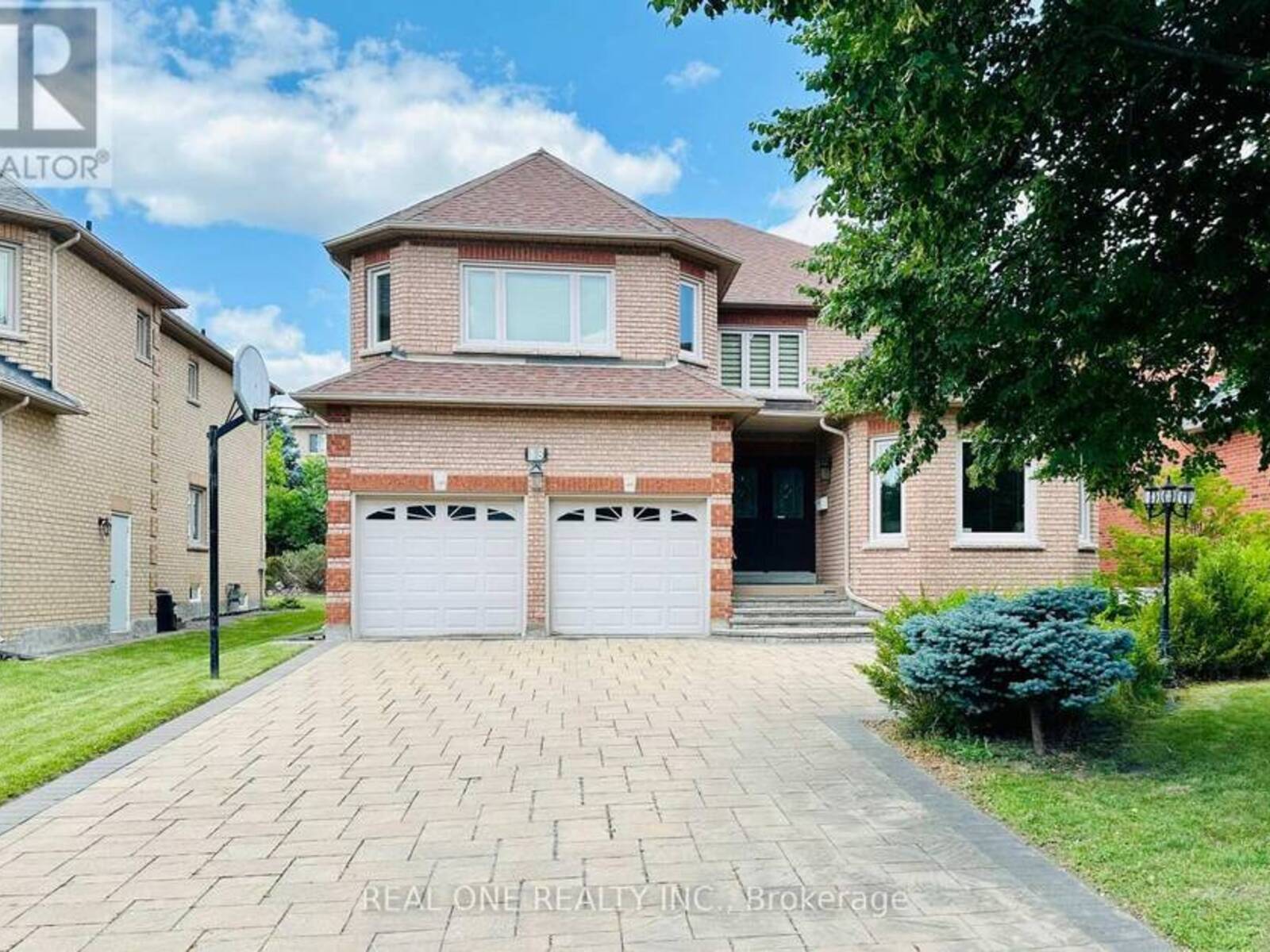 18 HENRICKS CRESCENT, Richmond Hill, Ontario L4B 3W4