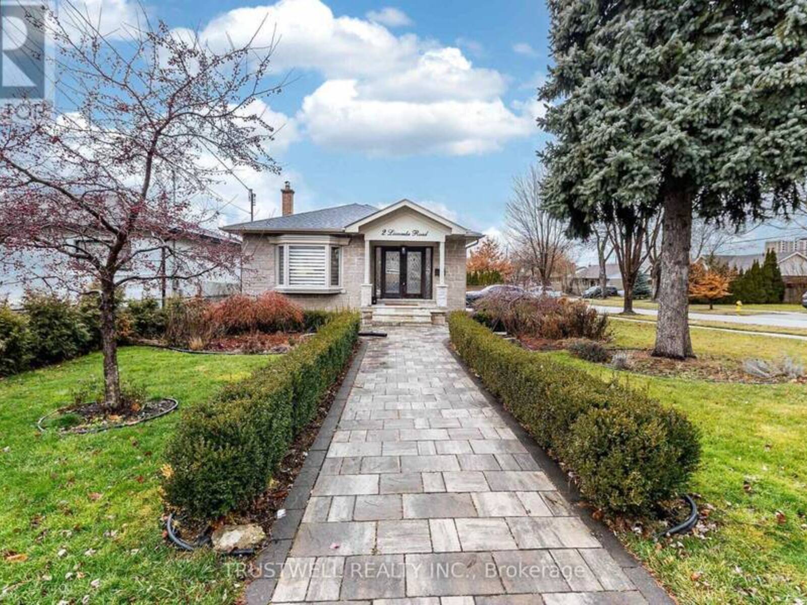 2 LISCOMBE ROAD, Toronto, Ontario M6L 3A1