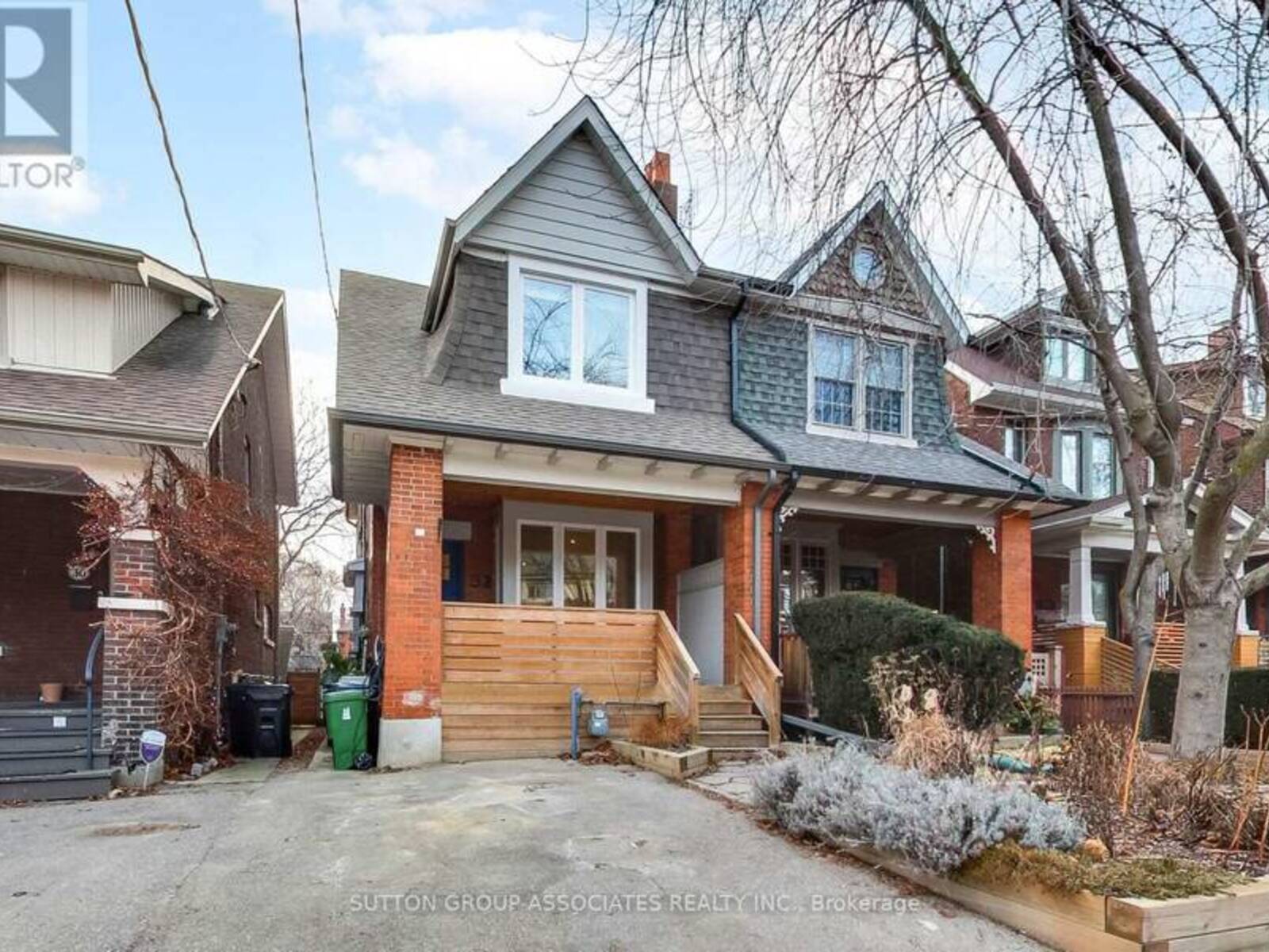 32 APPLETON AVENUE, Toronto, Ontario M6E 3A5