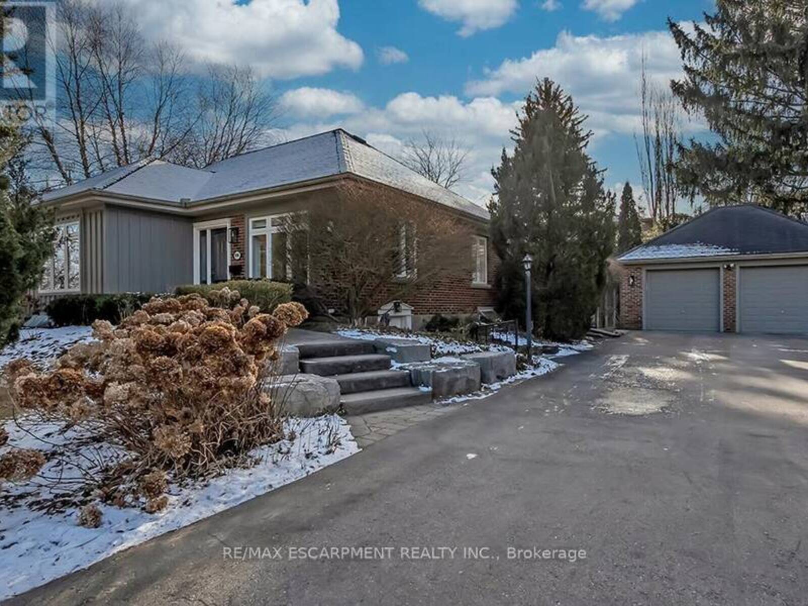 896 LASALLE PARK ROAD, Burlington, Ontario L7T 1M7