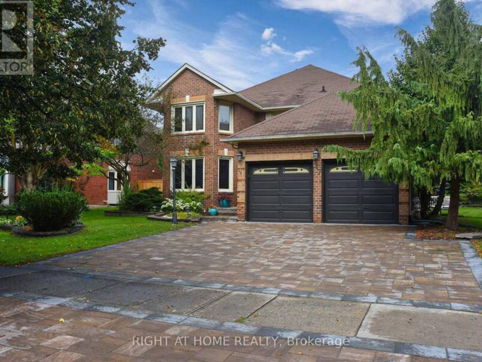 367 FAIRWAY GARDENS, Newmarket, Ontario L3X 1B4