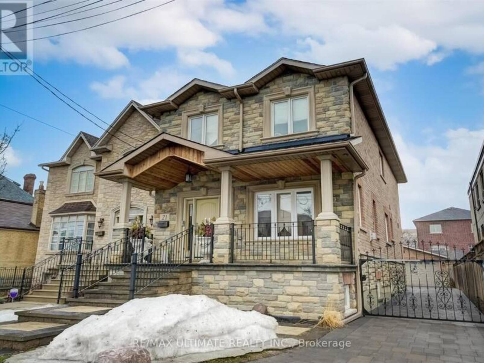 21 THORNTON AVENUE, Toronto, Ontario M6E 2E3