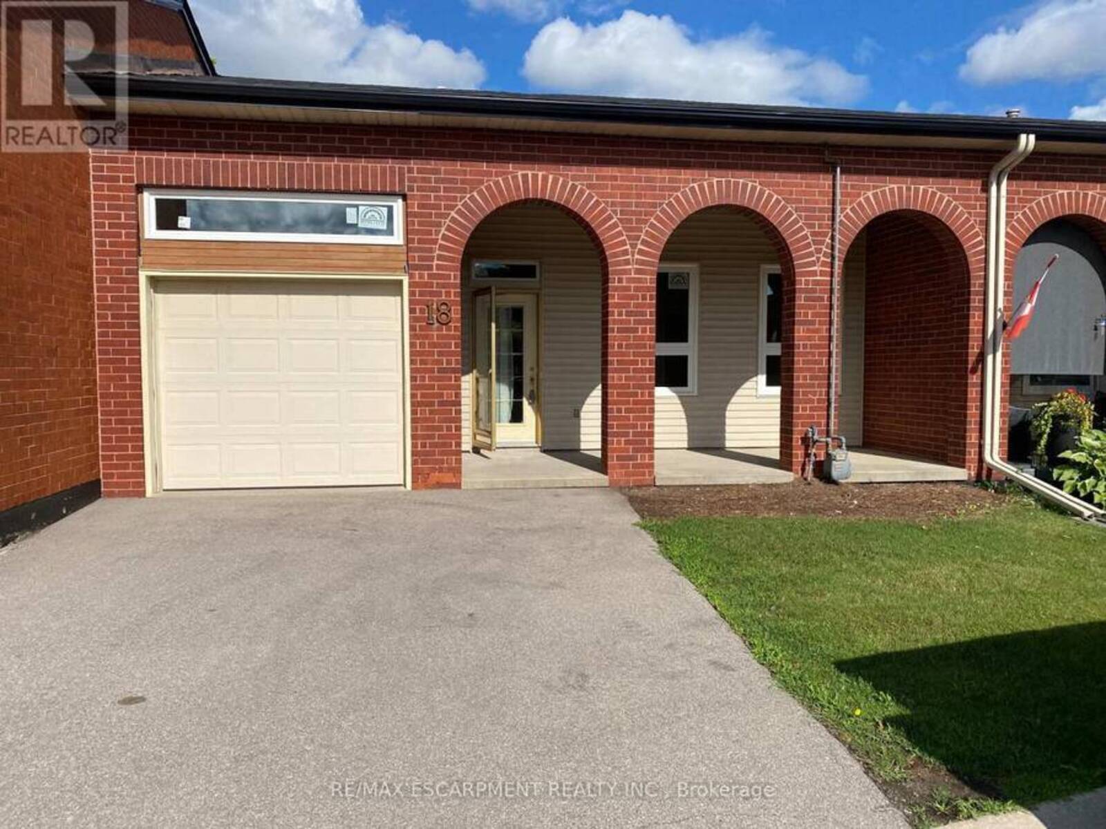 18 ARCHDEACON CLARK TRAIL, Hamilton, Ontario L9B 2M2