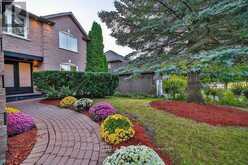 6 MCCLENNY DRIVE | Aurora Ontario | Slide Image Two