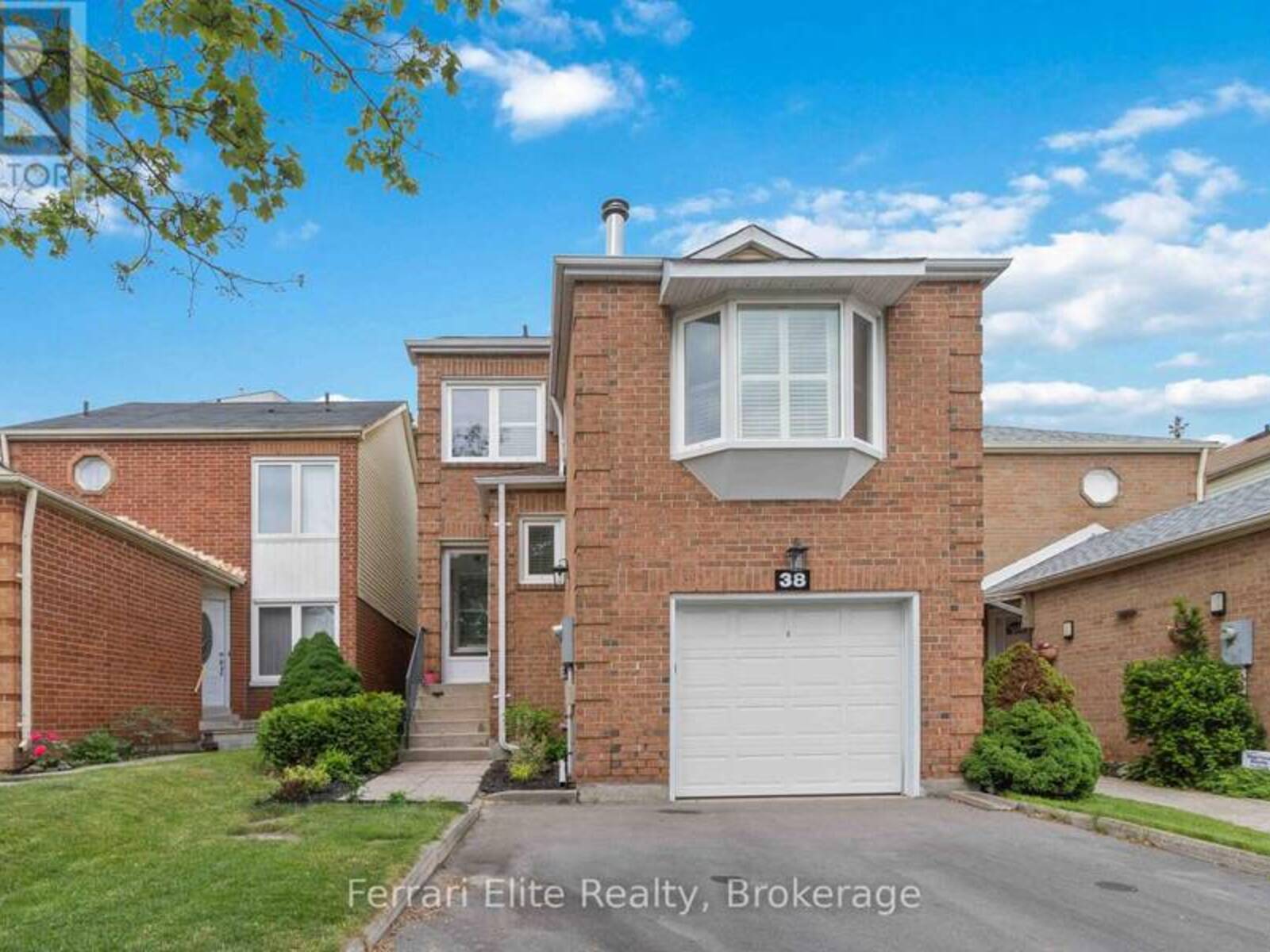 38 LANSBURY COURT, Vaughan, Ontario L4J 5J9