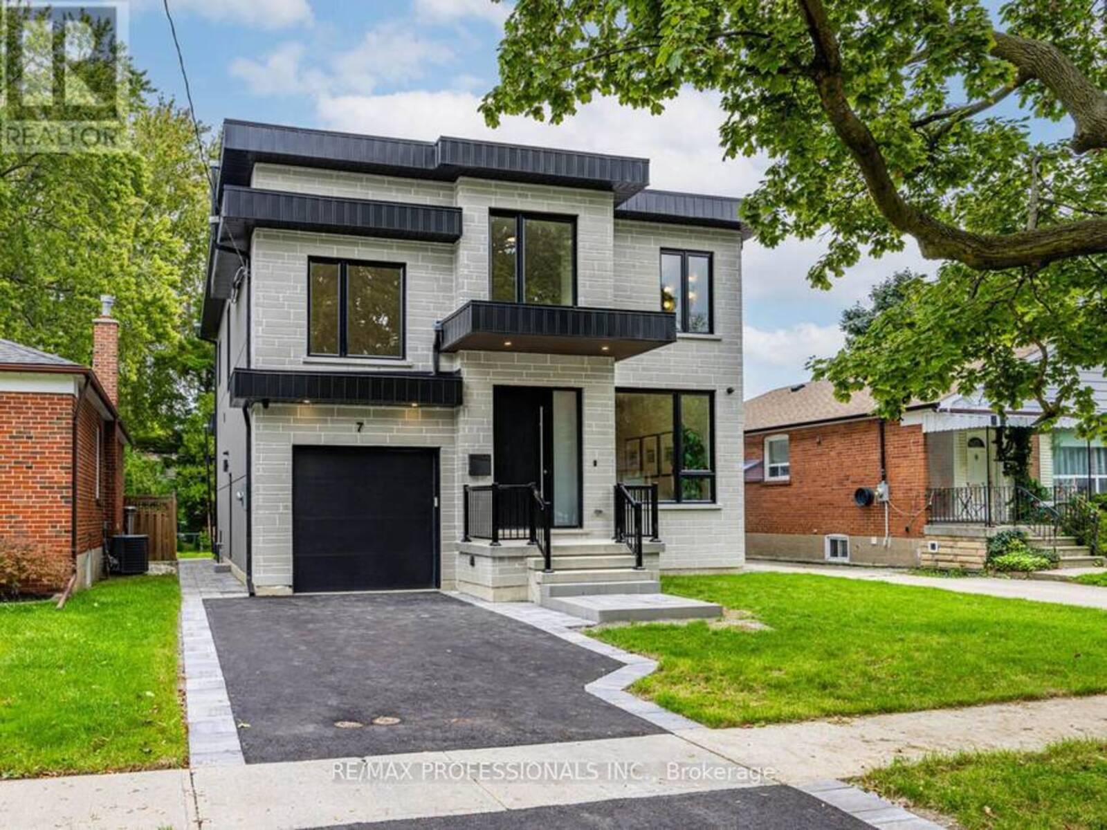 7 CHARLESTON ROAD, Toronto, Ontario M9B 4M6