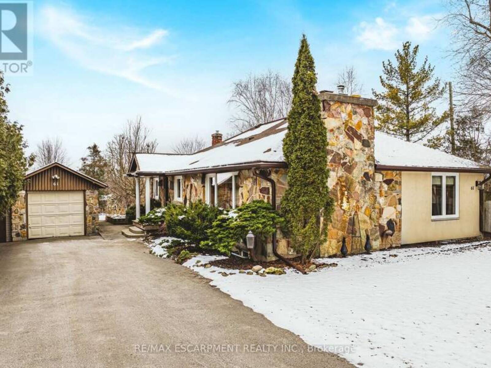 61 HOME STREET, Dundas, Ontario L9H 5W2