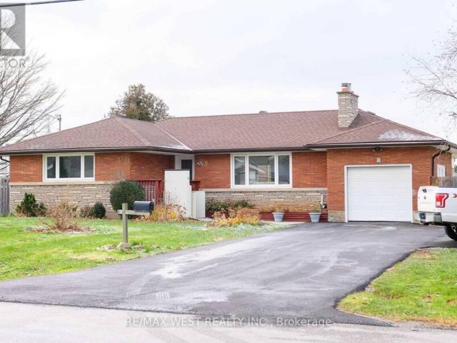 9 LYNNWOOD AVENUE, Grimsby, Ontario L3M 2X5