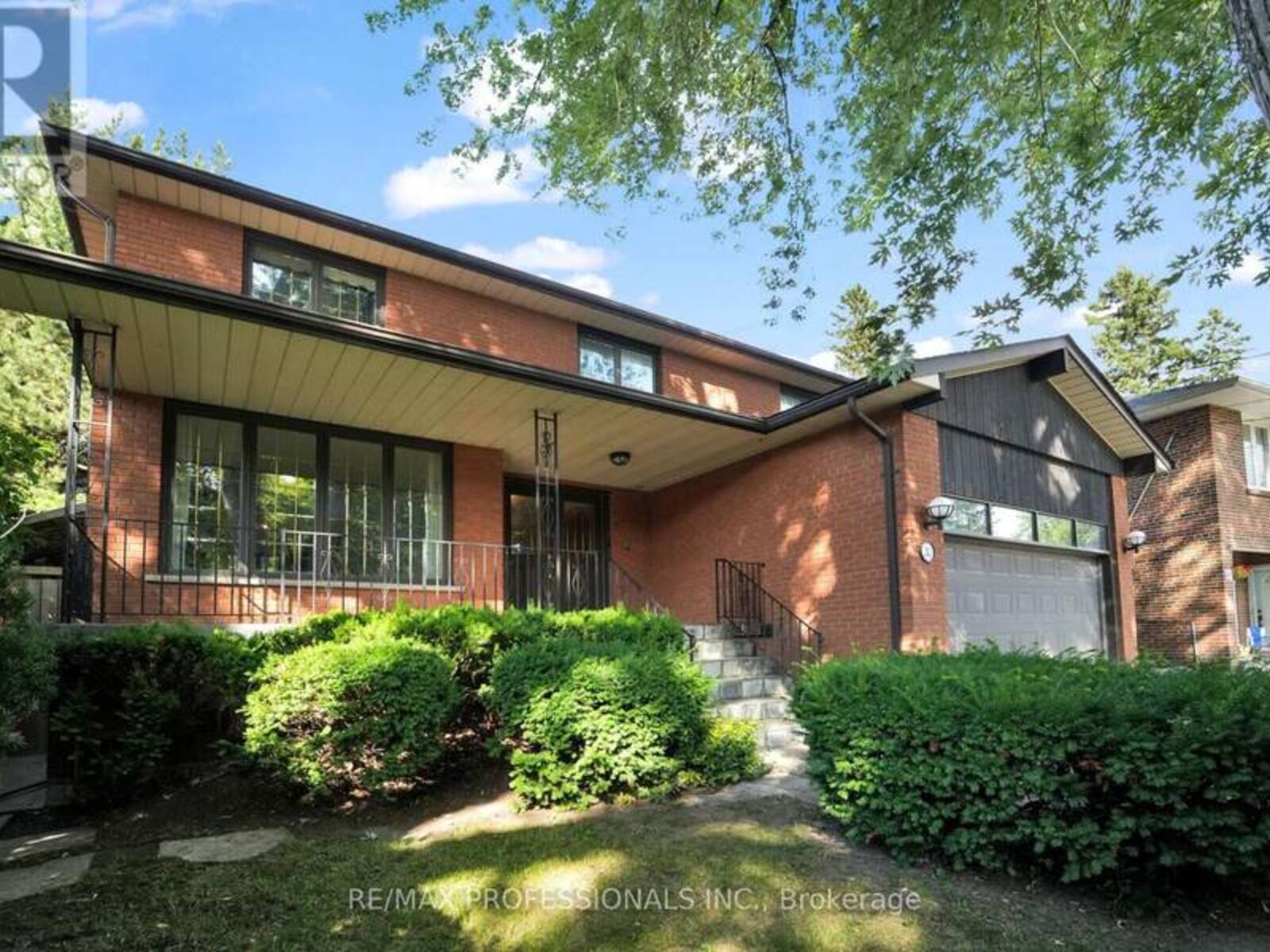 33 BONNYVIEW DRIVE, Toronto, Ontario M8Y 3G7