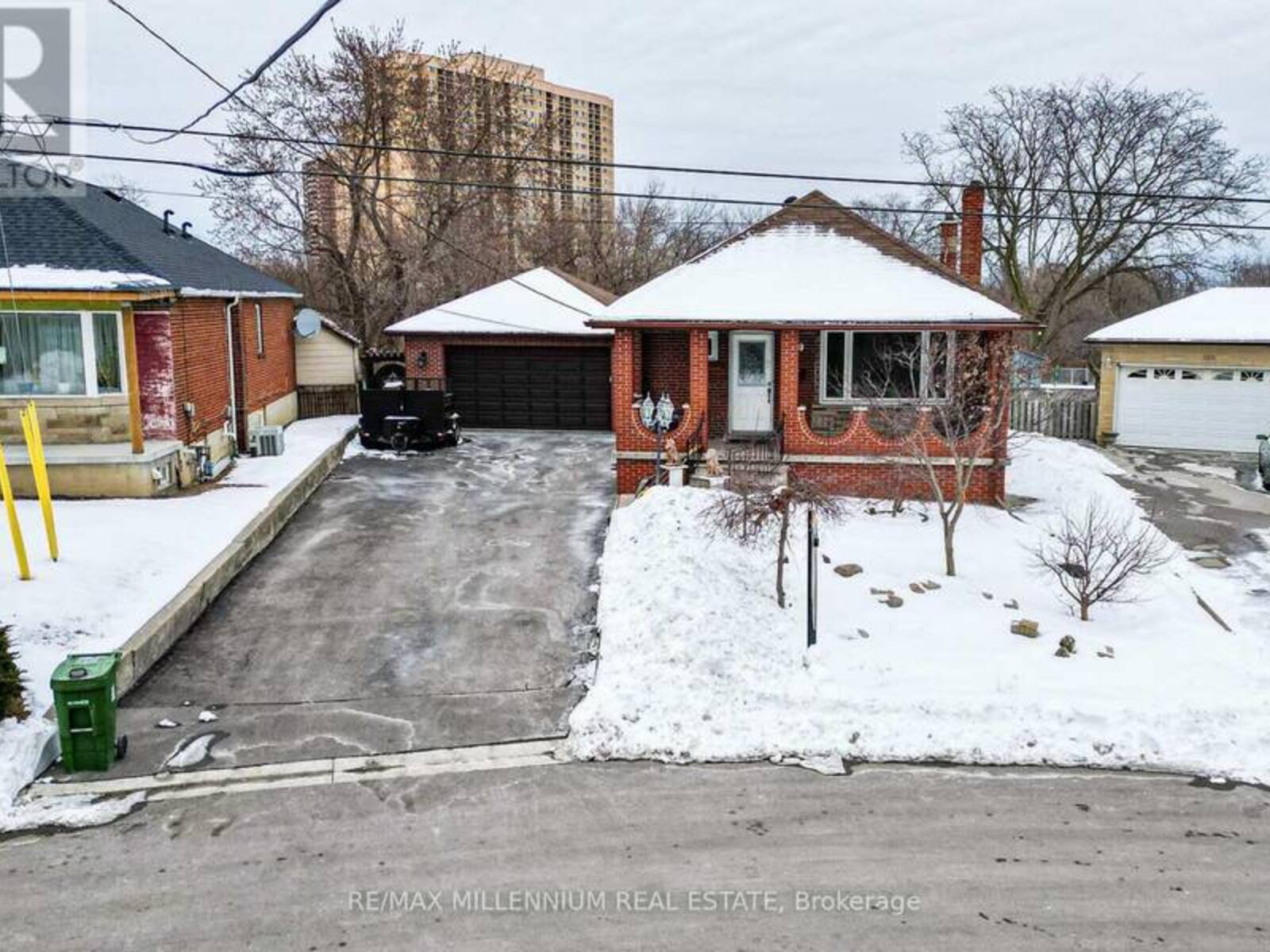 39 MAYALL AVENUE, Toronto, Ontario M3L 1E7