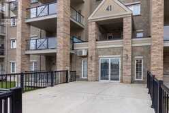 402 - 41 FERNDALE DRIVE S | Barrie Ontario | Slide Image Four