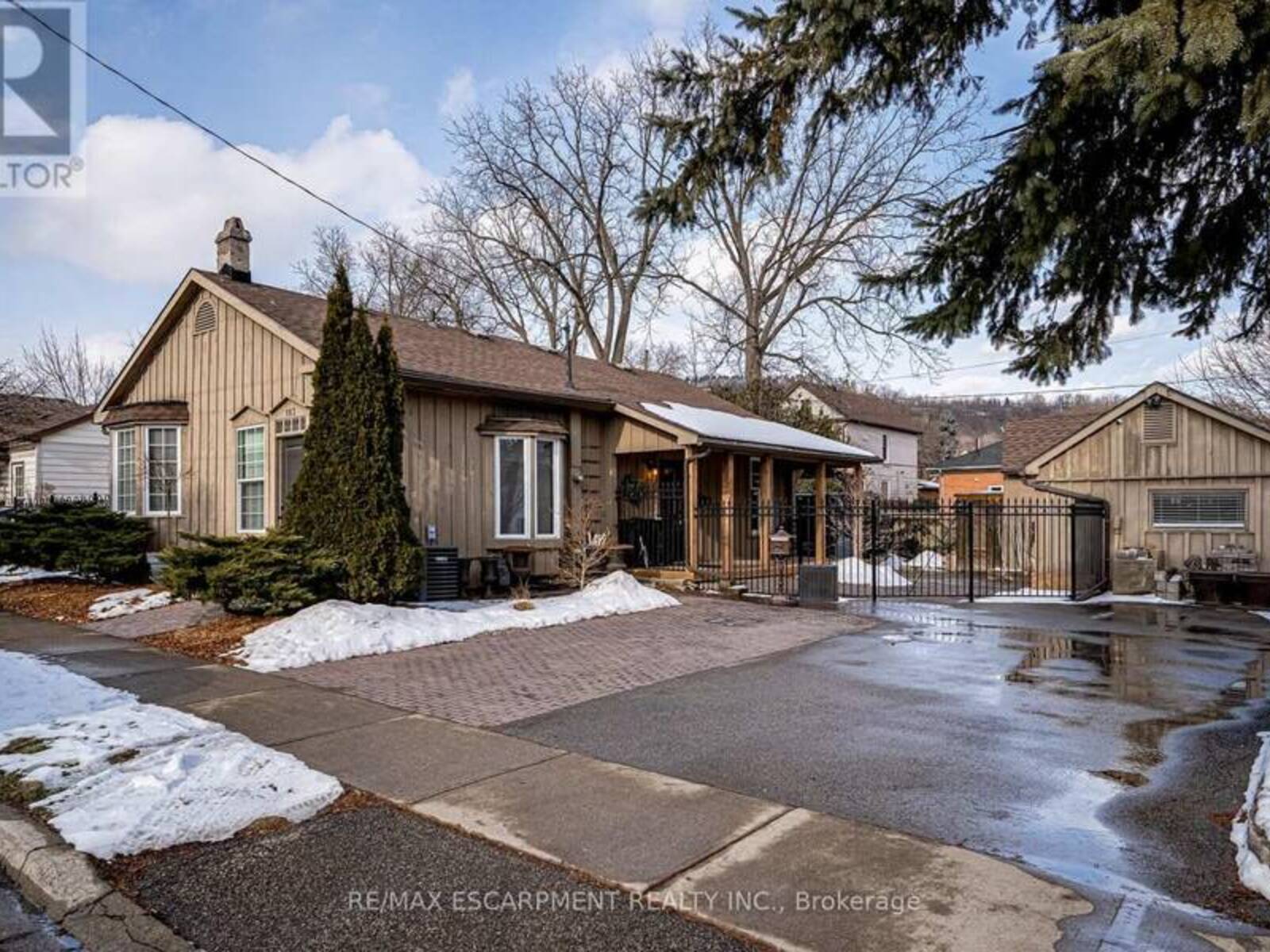 183 HATT STREET, Dundas, Ontario L9H 2G7