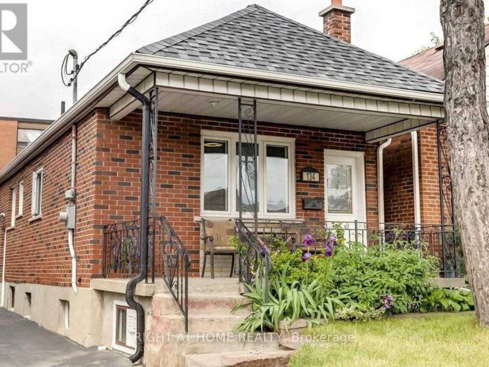 134 LOCKSLEY AVENUE, Toronto, Ontario M6B 3N5