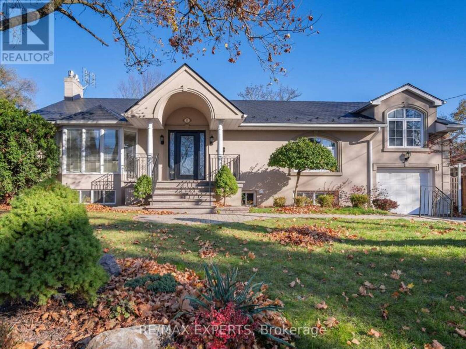 11 KNOLLSIDE DRIVE, Richmond Hill, Ontario L4C 4W7