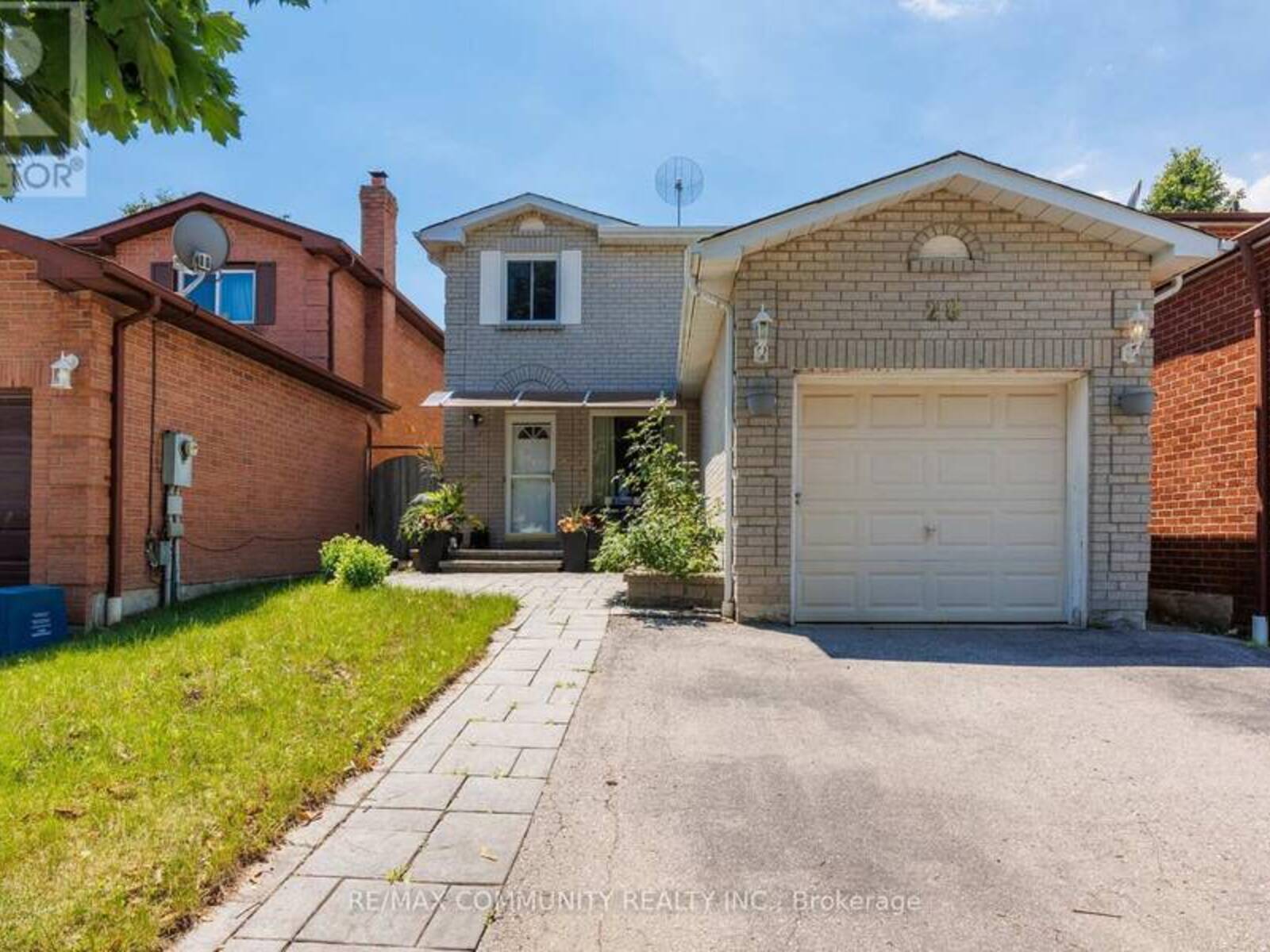 28 TRAWLEY CRESCENT, Ajax, Ontario L1S 5Y6