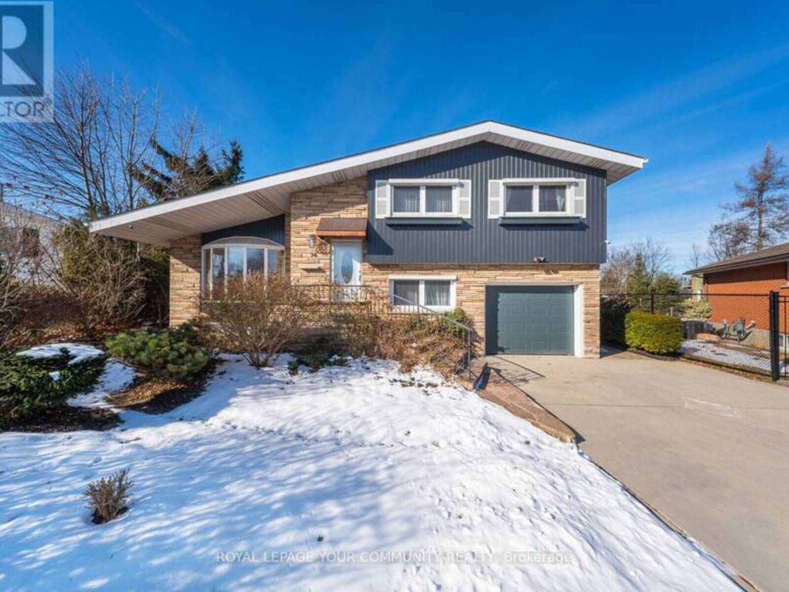 24 LEADALE PLACE, Hamilton, Ontario L9C 3W7