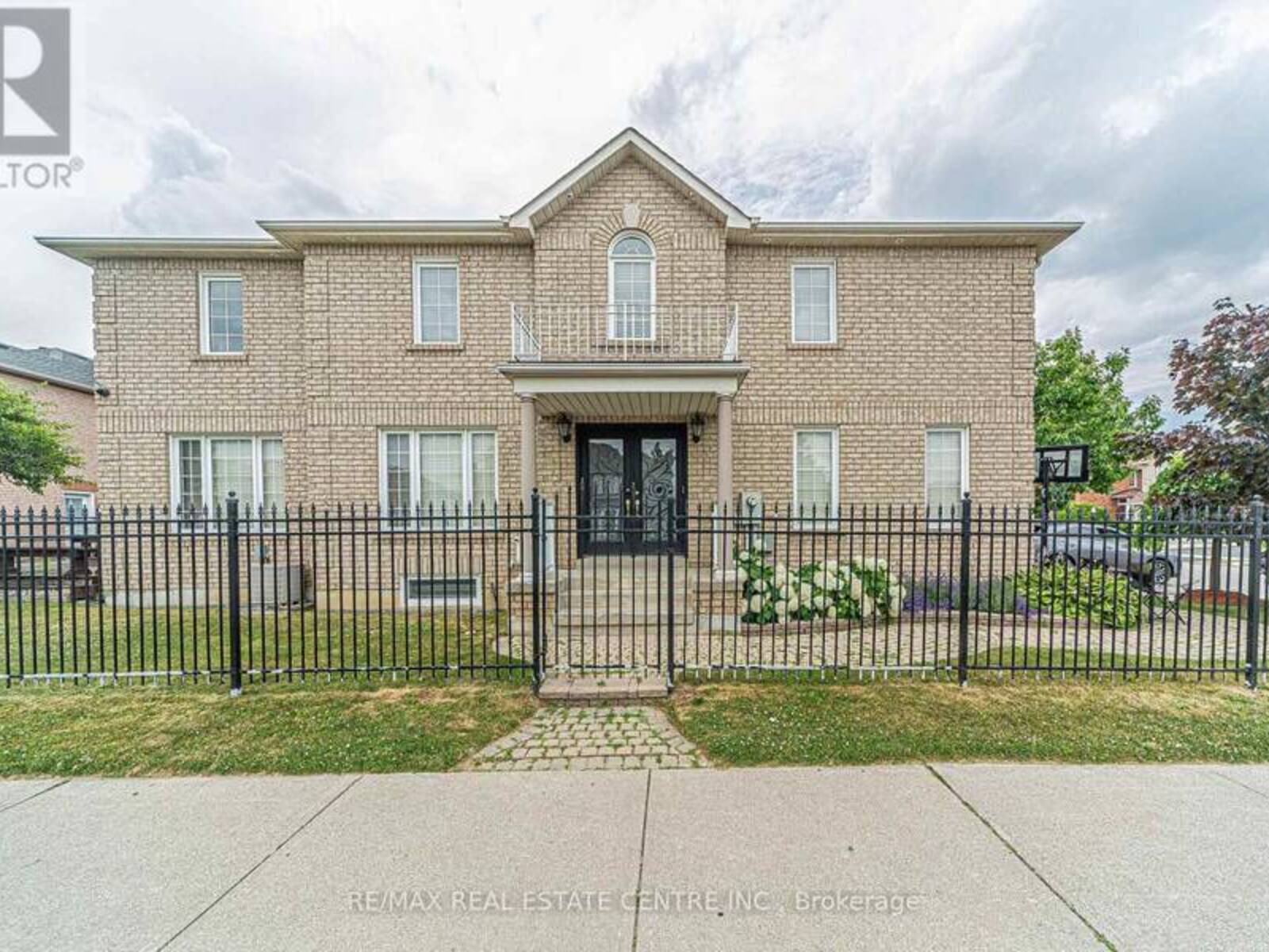 92 OAKLEA BOULEVARD, Brampton, Ontario L6Y 5G6