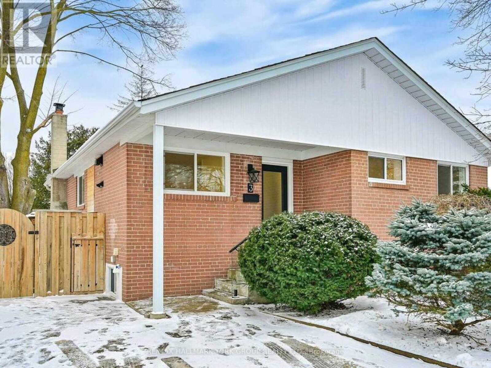 3 DAVIDSON ROAD, Aurora, Ontario L4G 2A9