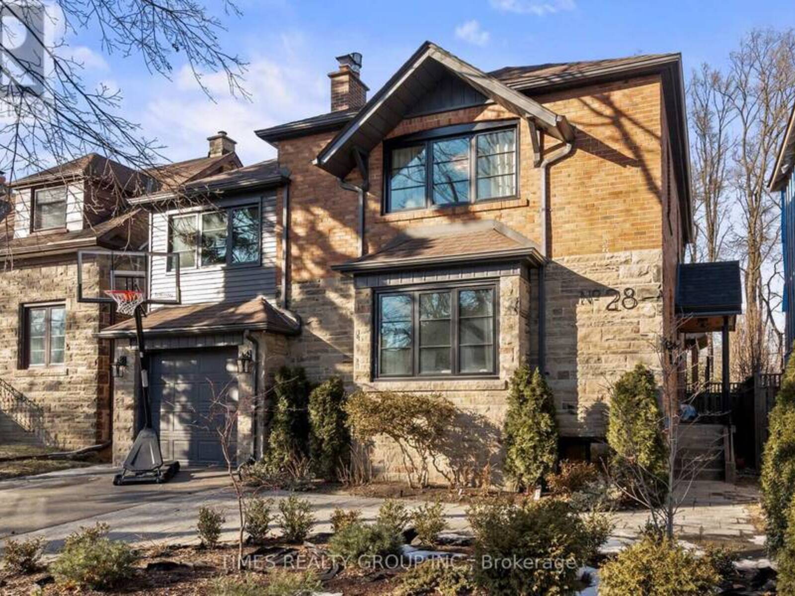 28 GLENADEN AVENUE E, Toronto, Ontario M8Y 2L3