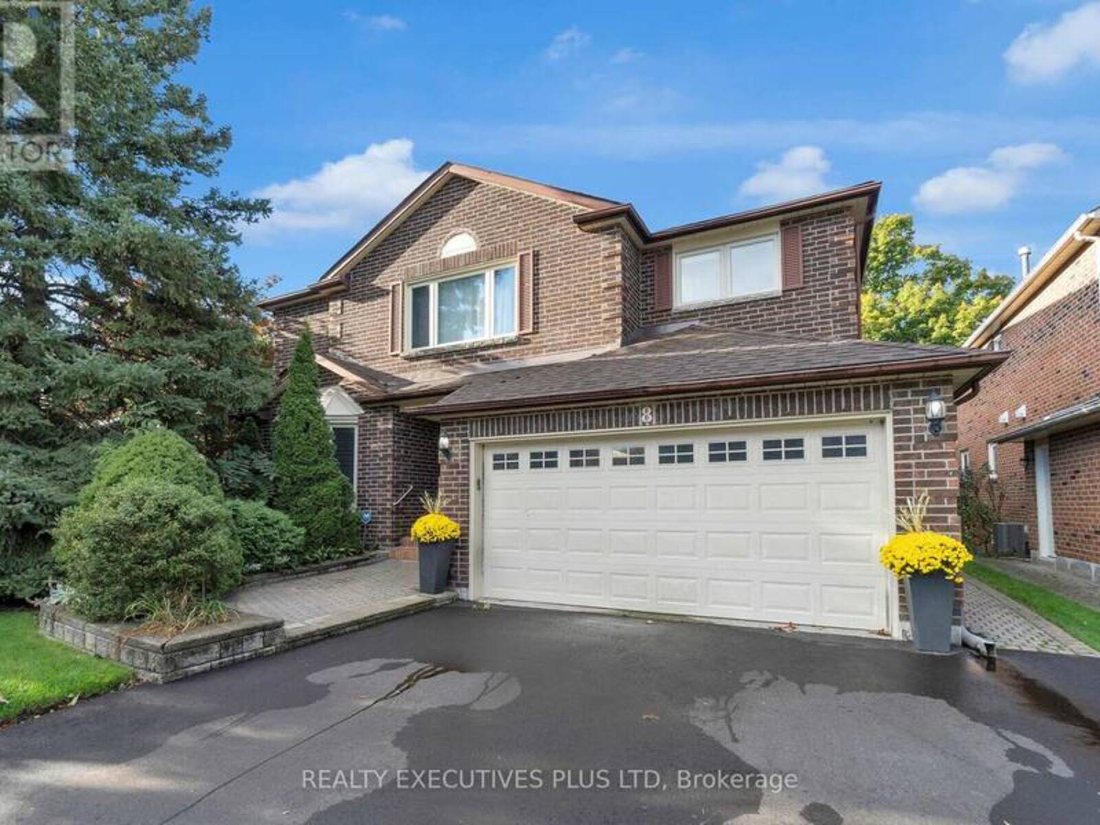 8 LOMBARDY CRESCENT, Brampton, Ontario L6S 4L8