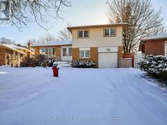 131 GOLF CLUB COURT Richmond Hill Ontario, L4C 5E1