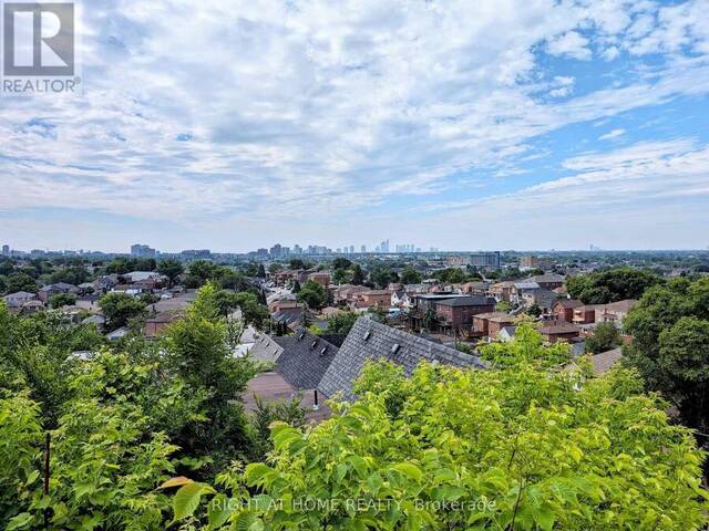 33 VENN CRESCENT Toronto Ontario, M6M 1S5