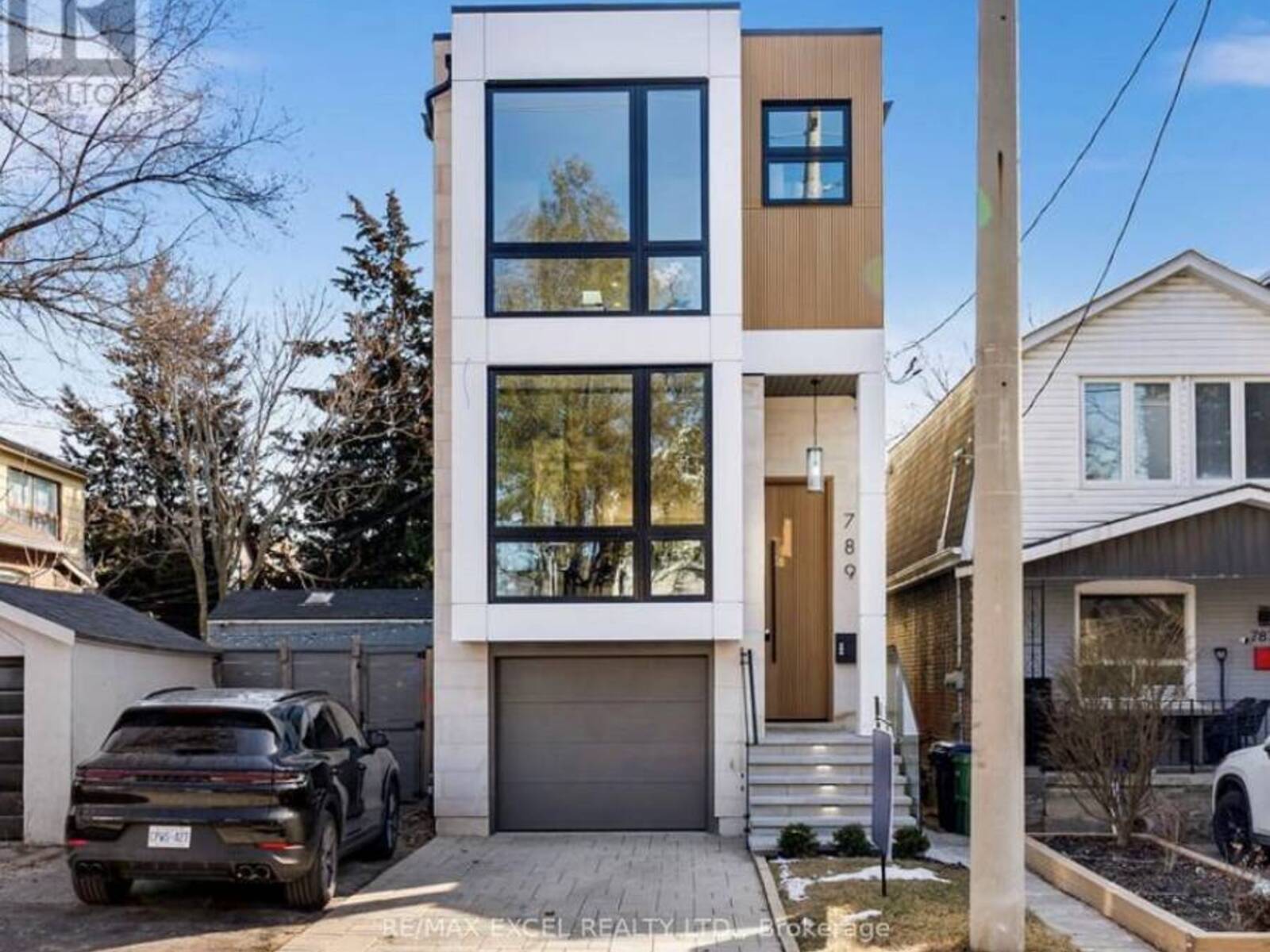 789 SAMMON AVENUE, Toronto, Ontario M4C 2E6