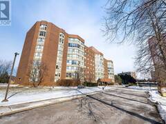 PH 813 - 5 WELDRICK ROAD W Richmond Hill Ontario, L4C 8S9