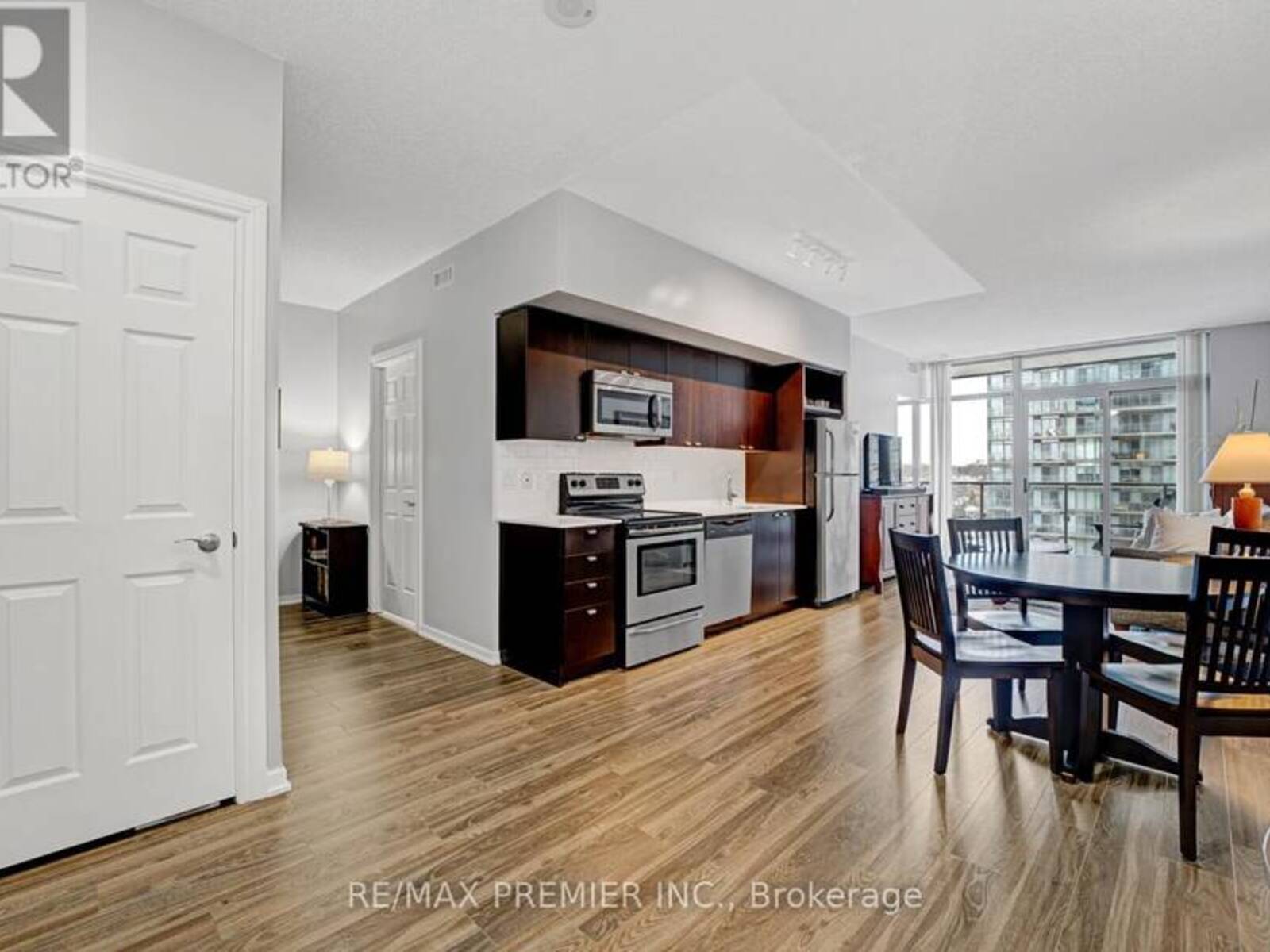 714 - 105 THE QUEENSWAY, Toronto, Ontario M6S 5B5