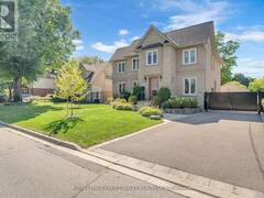 128 LAUREL AVENUE Toronto Ontario, M9B 4T6