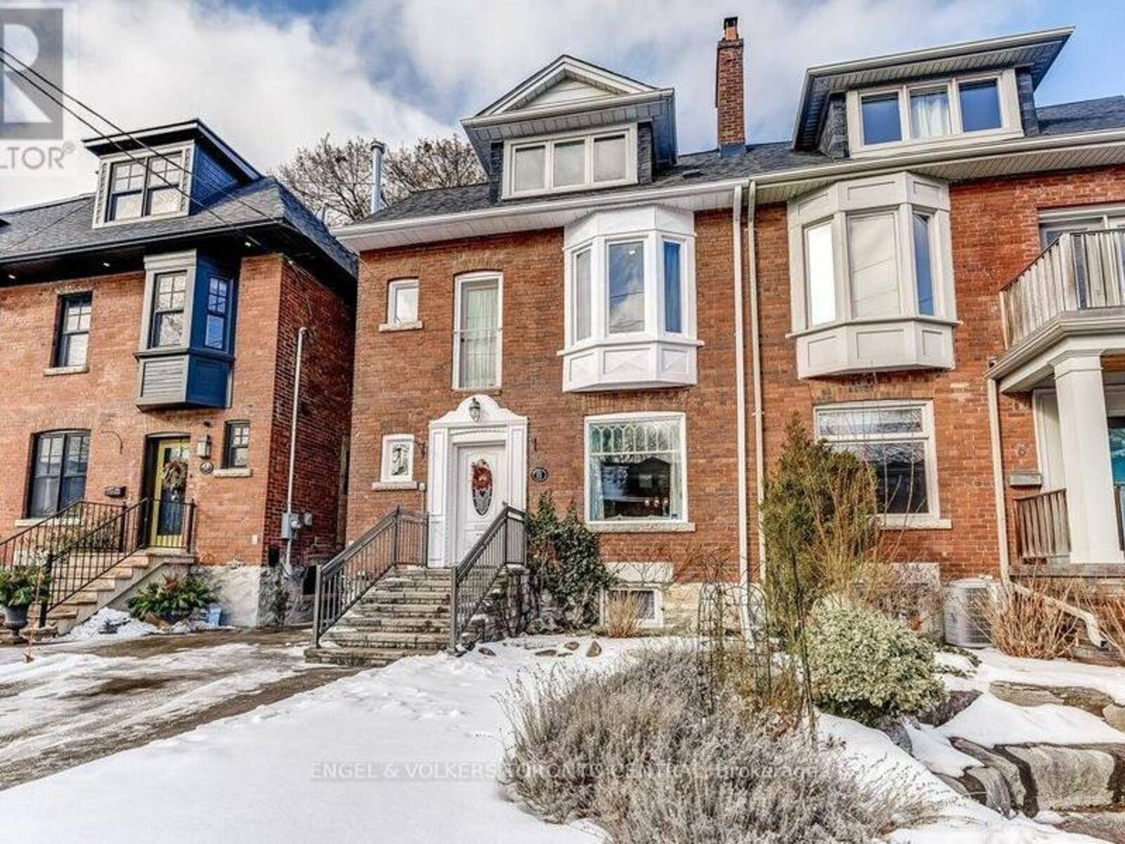 8 DUGGAN AVENUE, Toronto, Ontario M4V 1Y2