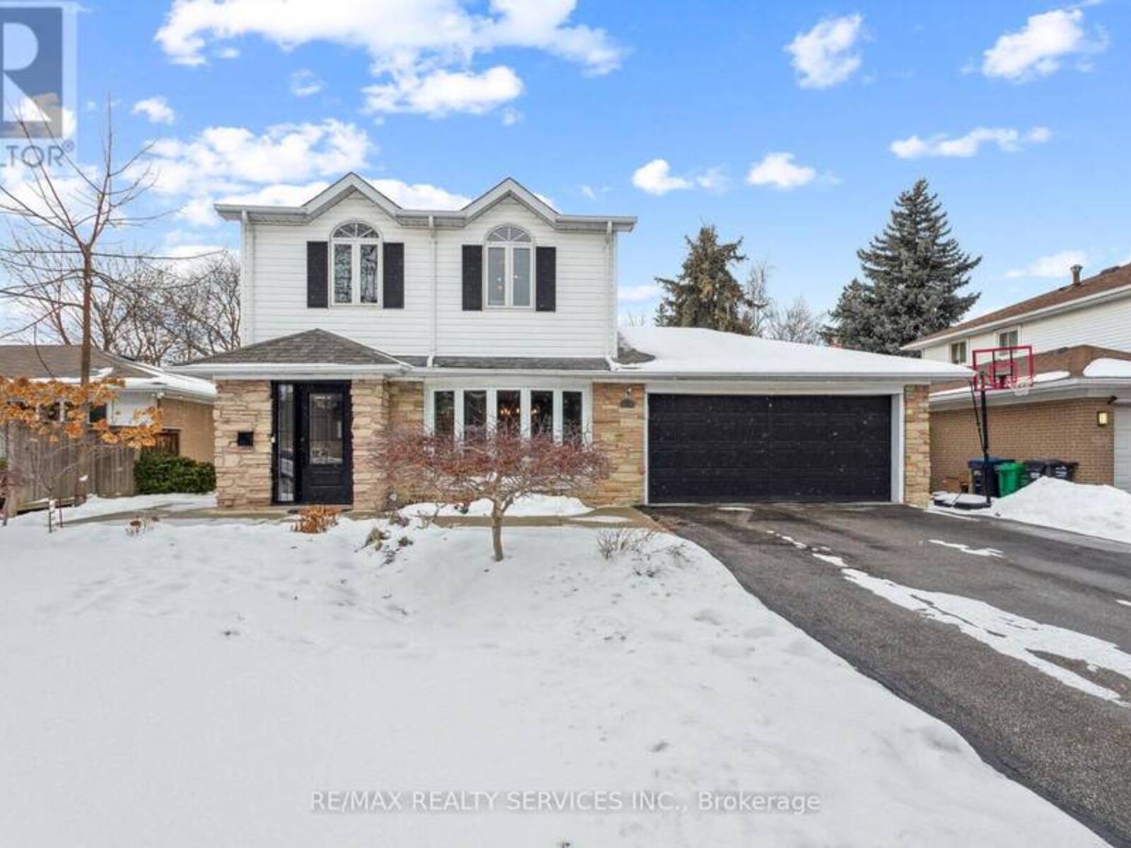 8 DERWENT AVENUE, Brampton, Ontario L6W 1K2