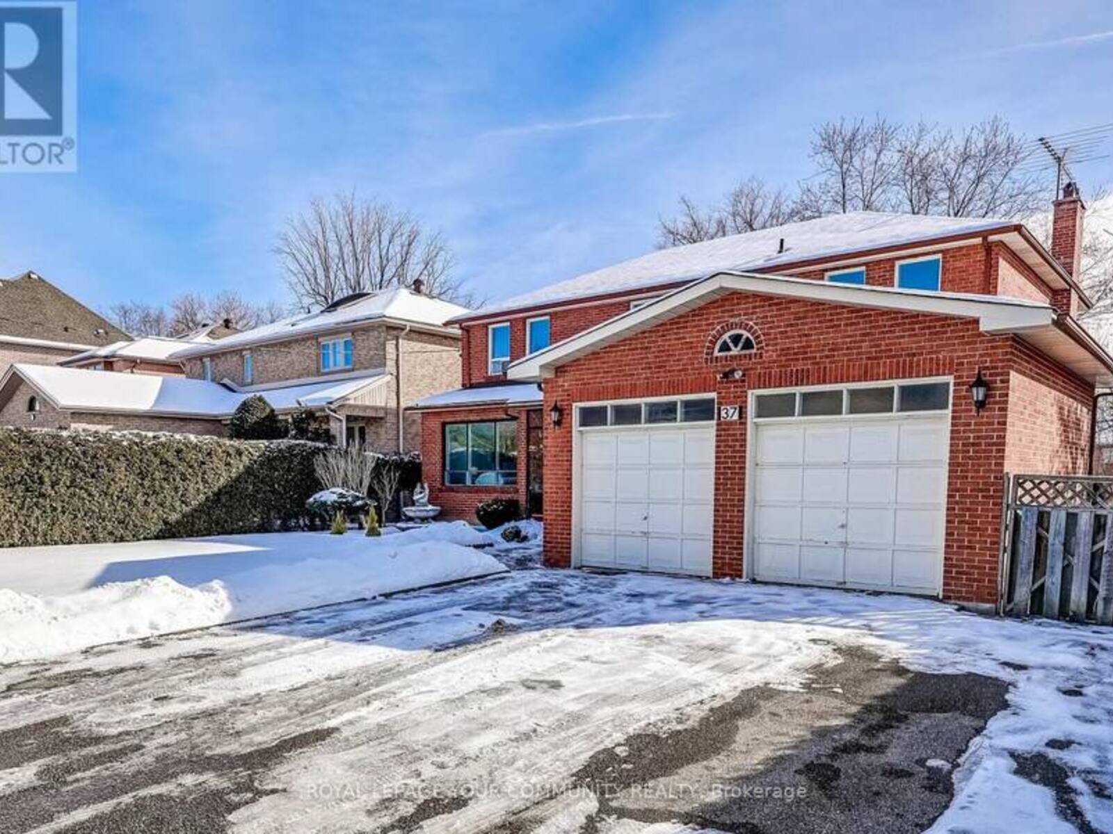 37 MACKAY DRIVE, Richmond Hill, Ontario L4C 6N9