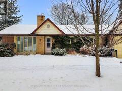 17 HEDGES BOULEVARD Toronto Ontario, M9B 3C3